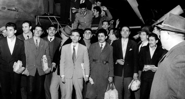 55 türkische „Gastarbeiter“ kommen am 27. November 1961 am Flughafen Düsseldorf an. Sie sind die ersten von 400 Bergleuten, die sich für ein Jahr Arbeit in Deutschland verpflichtet haben. (© picture alliance | Wolfgang Hub)