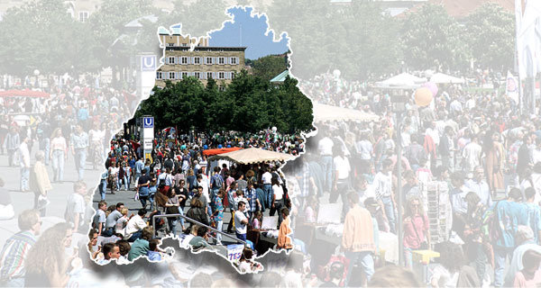 Menschen auf dem Schloßplatz in Stuttgart. Foto: Dieter Jaeger, lmz, LMZ901455 