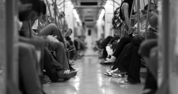 Menschen in der Bahn | pixabay License | Engin_Akyurt