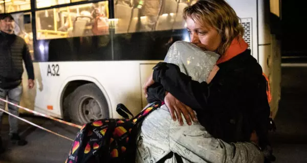 Eine Frau tröstet ihre Tochter bei der Ankunft in Saporischschja. Beide wurden am 8. Mai 2022 aus Mariupol evakuiert. © picture alliance/ZUMAPRESS.com | Alex Chan Tsz Yuk