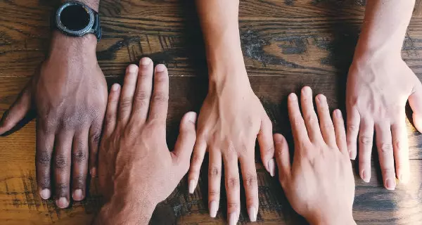 Symbolbild Migrationshintergrund. Foto: Unsplash.com/Clay Banks 