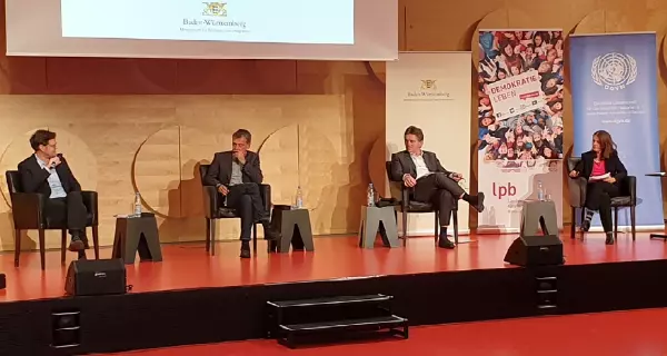 Podiumsgespräch mit Roland Preuß, Prof. Dr. Frank Kalter, Minister Manne Lucha MdL, der Moderatorin Susanne Babila (SWR) und (online zugeschaltet) Prof. Dr. Petra Bendel. (Foto: LpB BW)